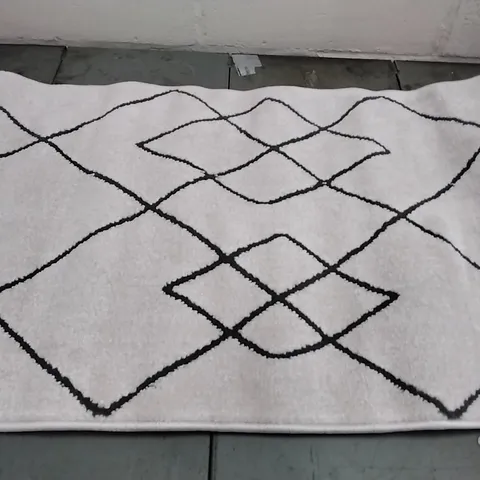 BRAND NEW LAILA MODERN STANDING LOZENGE POWER LOOM WHITE/BLACK