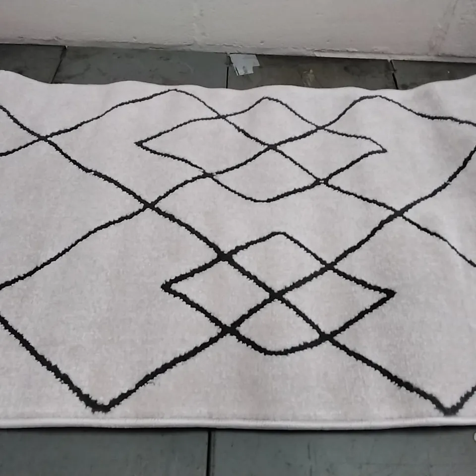 BRAND NEW LAILA MODERN STANDING LOZENGE POWER LOOM WHITE/BLACK