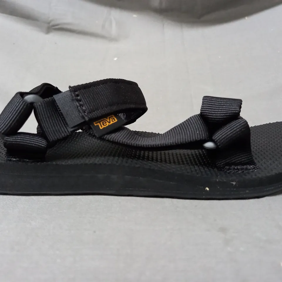 BOXED PAIR OF TEVA OPEN TOE SANDALS IN BLACK UK SIZE 7