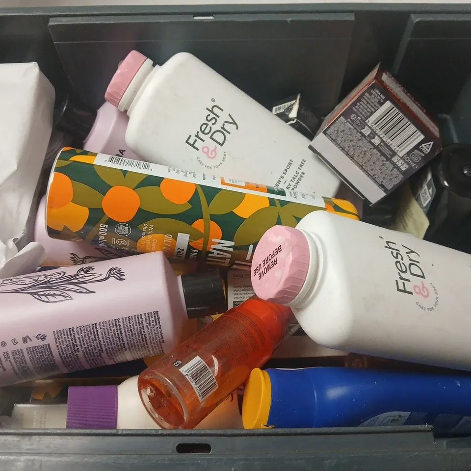 APPROXIMATELY 15 ASSORTED HEALTH & BEAUTY PRODUCTS TO INCLUDE FAITH IN NATURE SHAMPOO, LOREAL REVITALIFT LASER CREAM, KERASTASE SHAMPOO, ETC - COLLECTION ONLY