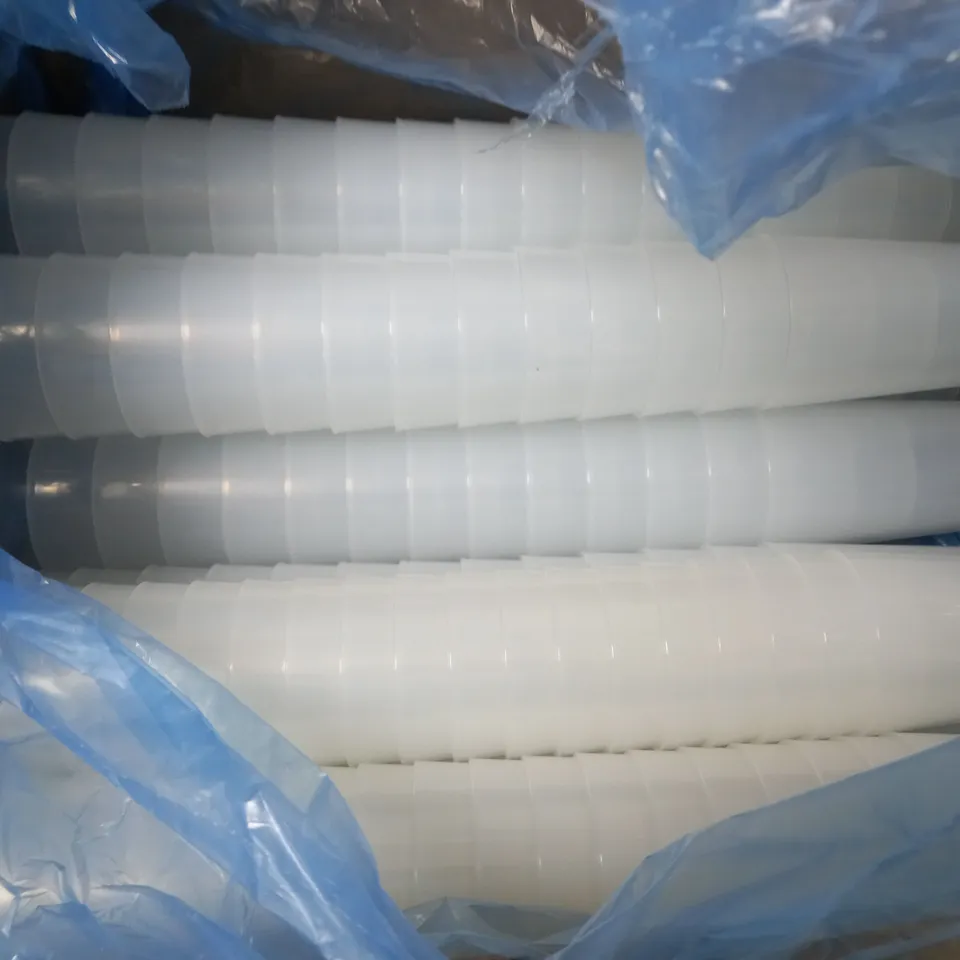 LARGE QUANTITY OF PLASTIC CUPS OF VARIOUS SIZES