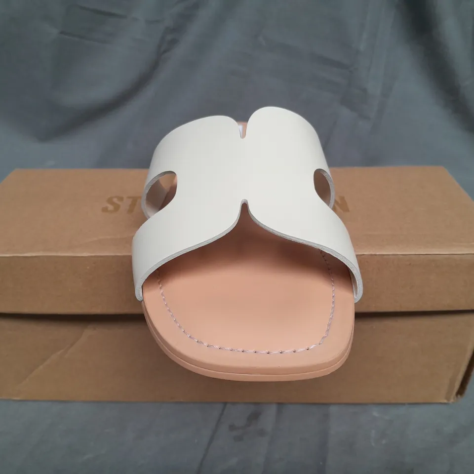 BOXED STEVE MADDEN BONE LEATHER FLAT SANDALS - UK 9 