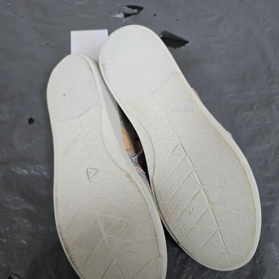VIONIC BEACH SLIP ON SHOES - 5.5