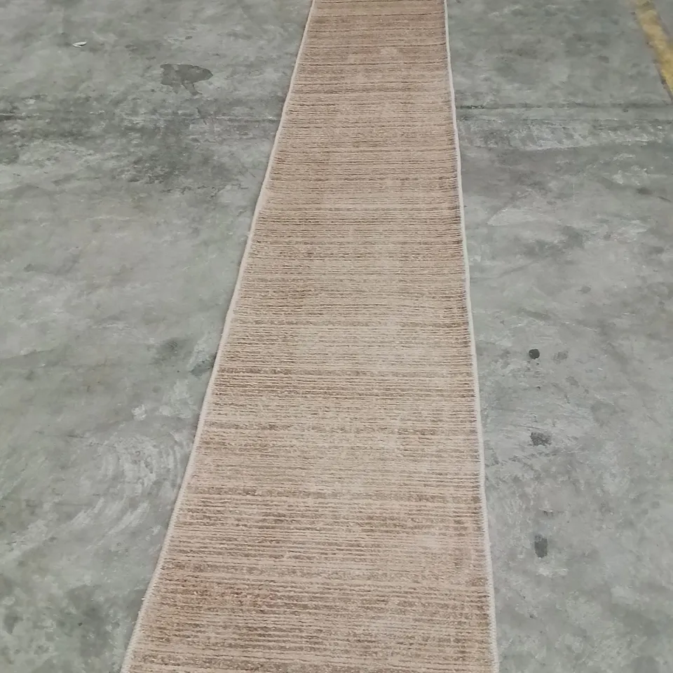 QUALITY DESIGNER AREA RUG - APPROXIMATELY 575X60CM