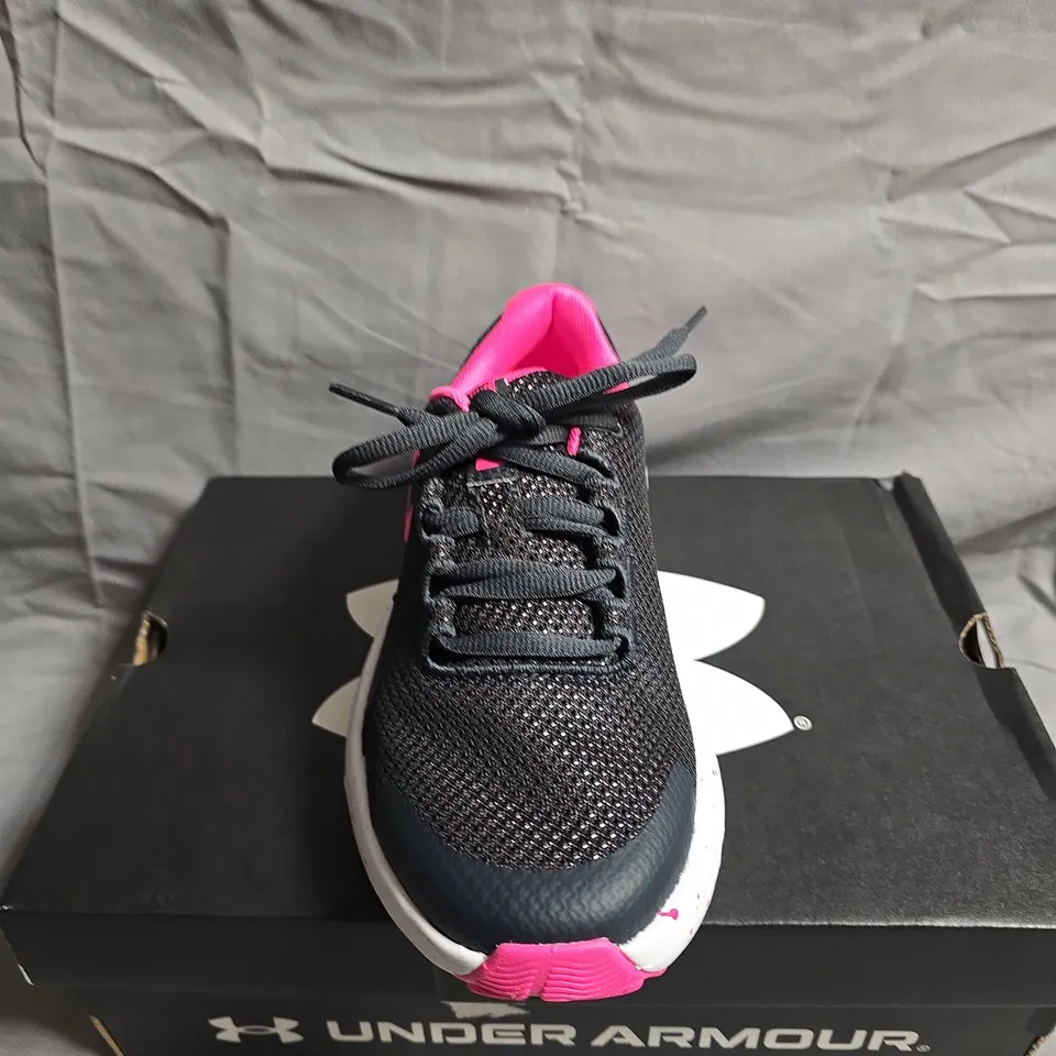 BOXED PAIR OF UNDER ARMOUR GGS SURGE 4 TRAINERS - UK SIZE 3.5 - GIRLS 