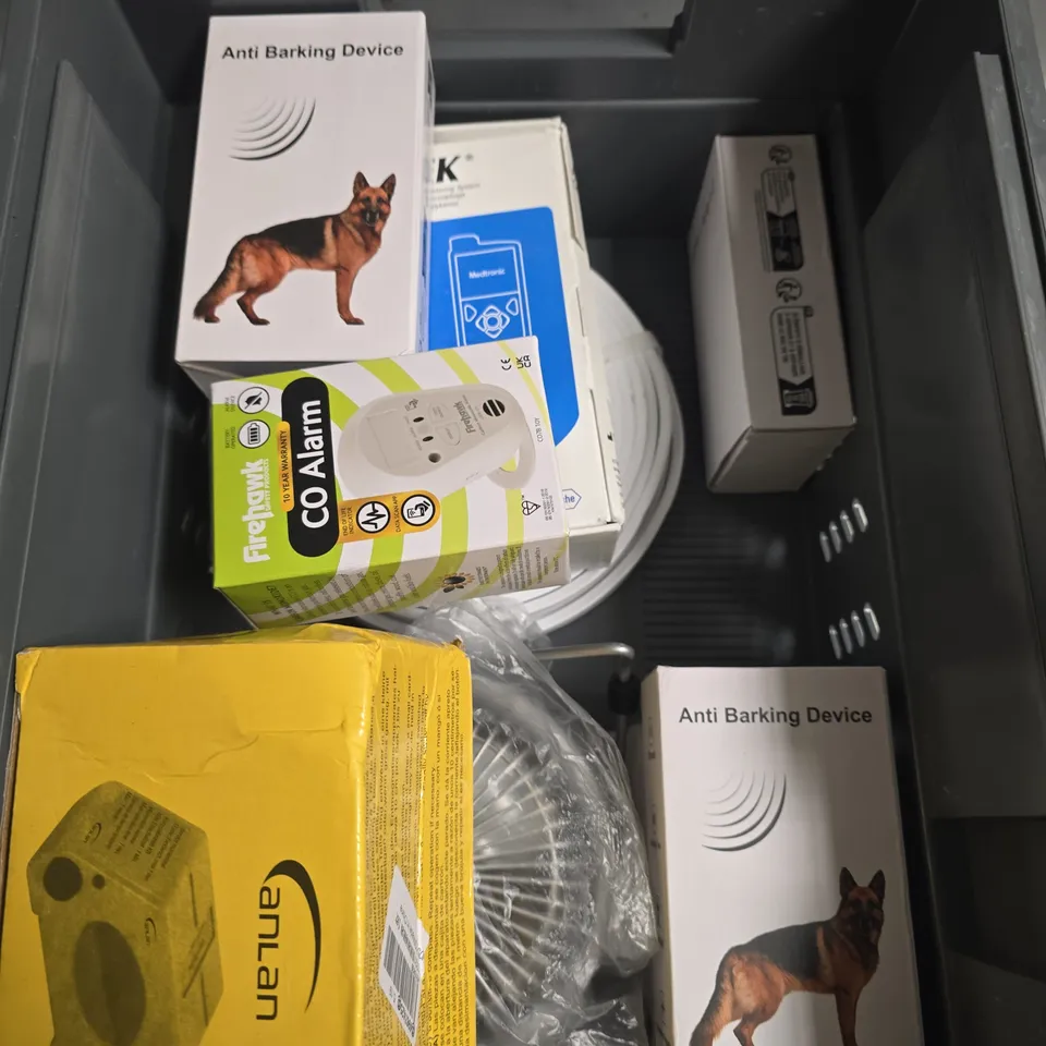 APPROXIMATELY 8 ASSORTED ELECTRICAL PRODUCTS TO INCLUDE USB FAN, CARBON MONOXIDE ALARM, ANTI BARKING DEVICE ETC 