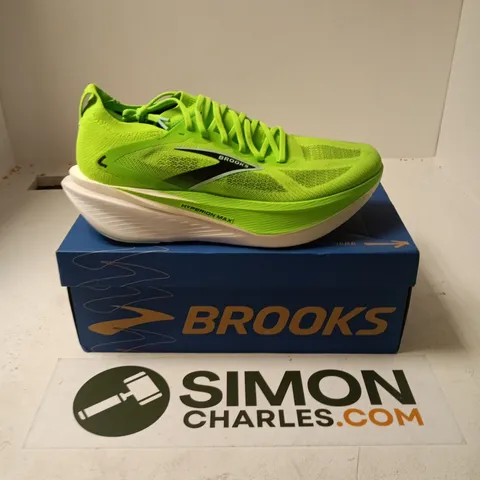 BOXED PAIR OF BROOKS HYPERION MAX 3 TRAINERS IN GREEN - UK 11