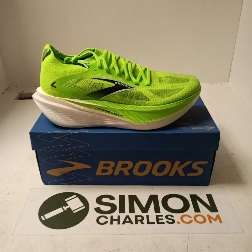 BOXED PAIR OF BROOKS HYPERION MAX 3 TRAINERS IN GREEN - UK 11