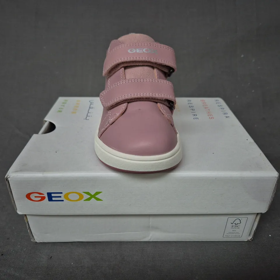 BOXED PAIR OF GEOX KID'S SHOES IN OLD ROSE/SILVER UK SIZE 7