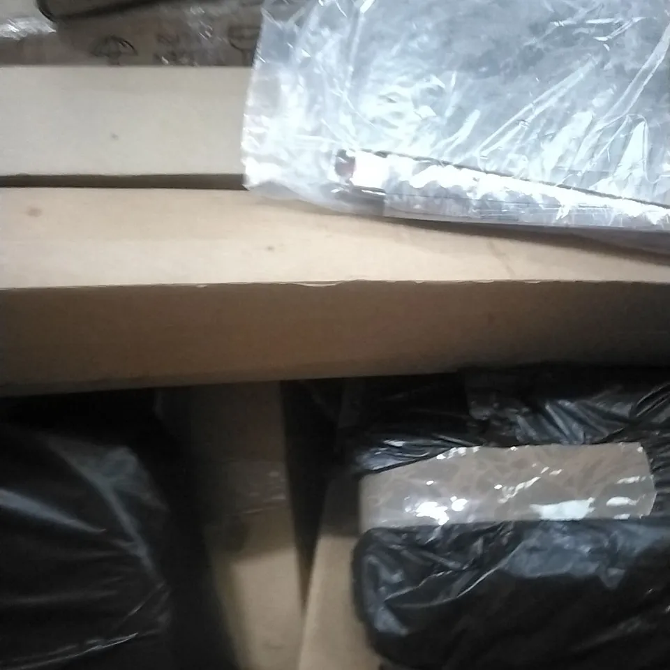 PALLET OF ASSORTED ITEMS INCLUDING - CANDLE WARMER LIGHT