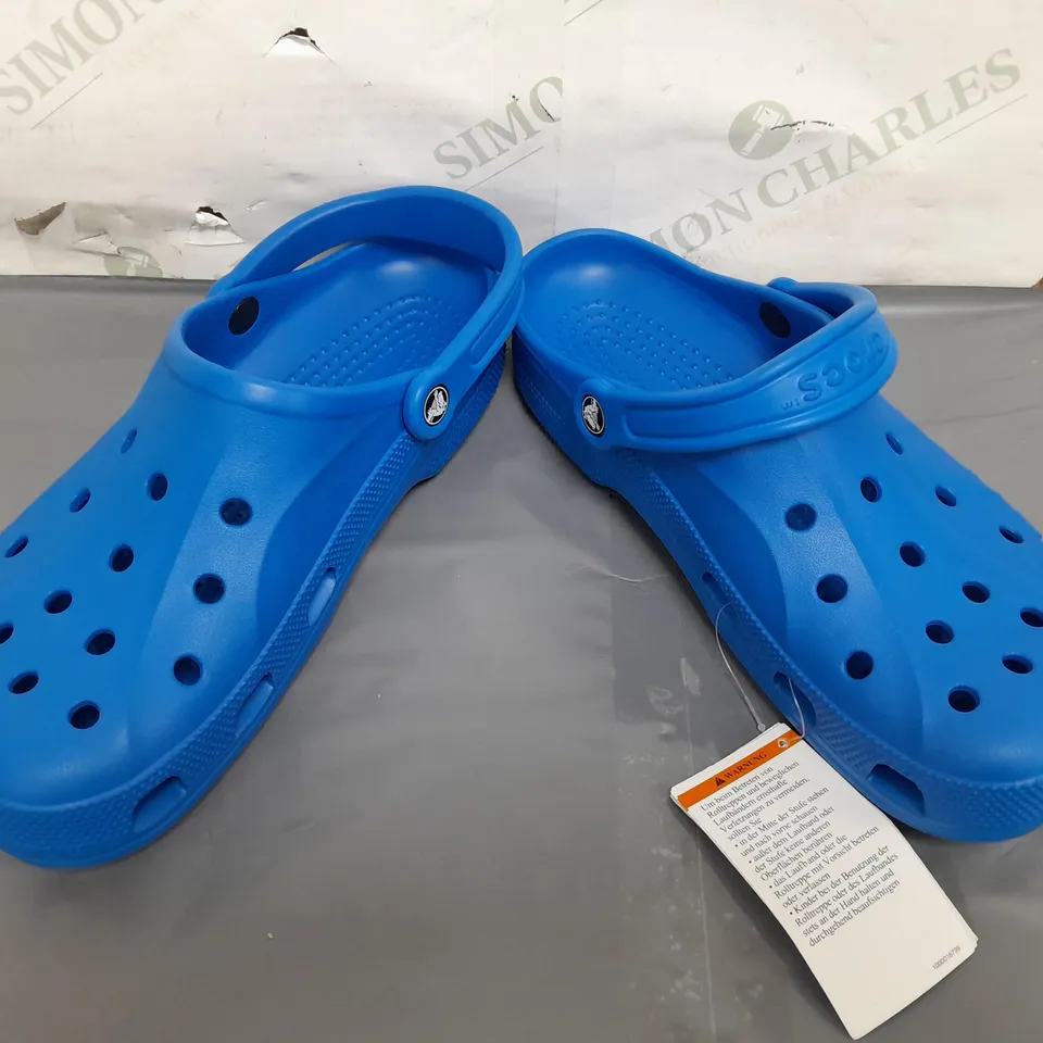 BOXED PAIR OF CROCS BAYA CLOGS IN BLUE UK SIZE M8/W9