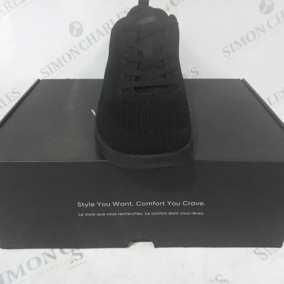 BOXED PAIR OF VIONIC ARRIVAL KNIT TRAINERS IN BLACK UK SIZE 8