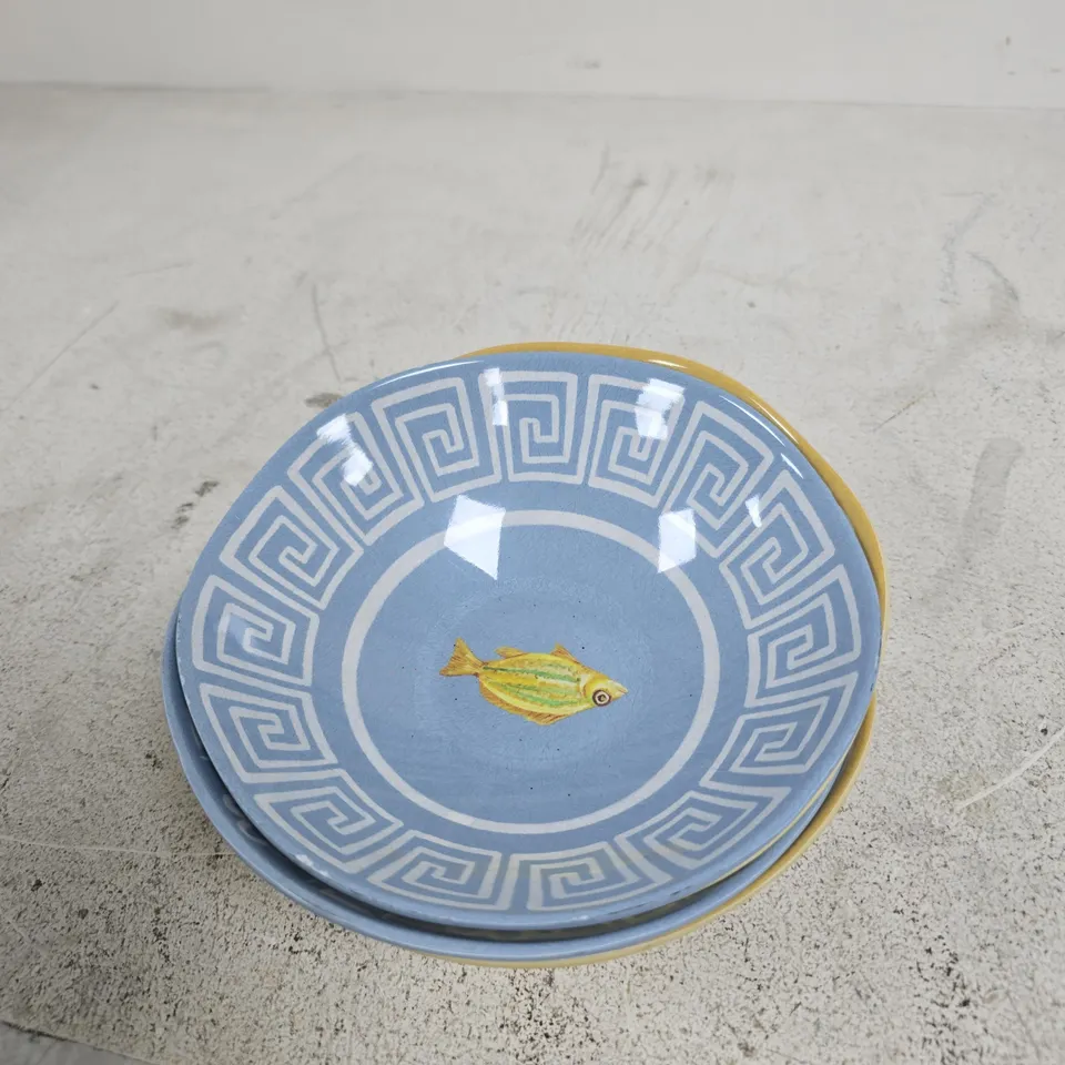 APPROXIMATELY 15 ASSORTED ITEMS INCLUDING FISH DESIGN DISHES AND MAGNETIC WINDOW SCREEN 