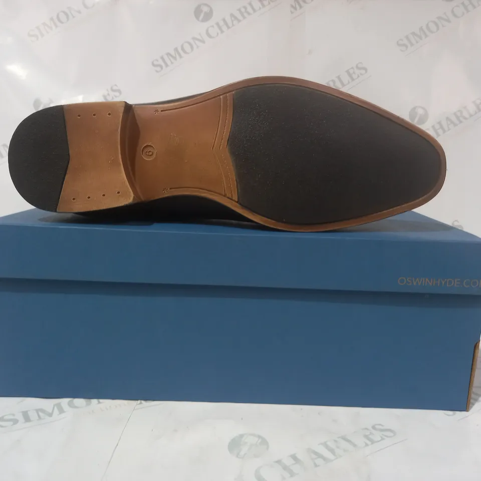 BOXED PAIR OF OSWIN HYDE SHOES IN BLACK UK SIZE 9