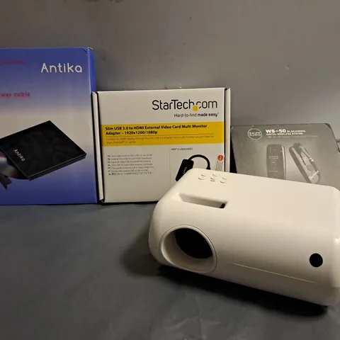 APPROXIMATELY 5 ASSORTED ITEMS TO INCLUDE - PROJECTOR , STARTECH HDMI , ANTIKO EXTERNAL POWER CABLE ETC