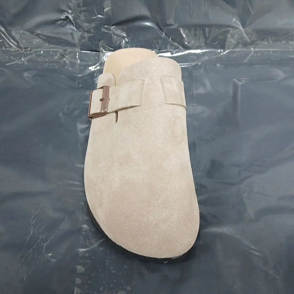 PAIR OF BIRKENSTOCK SHOES IN BEIGE SIZE EU 41