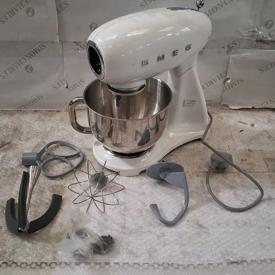 SMEG SMF03WHUK WHITE SRAND MIXER 
