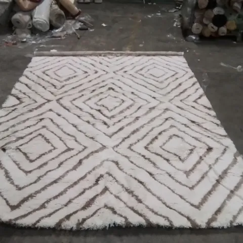 QUALITY DESIGNER AREA RUG - APPROXIMATELY 340X250