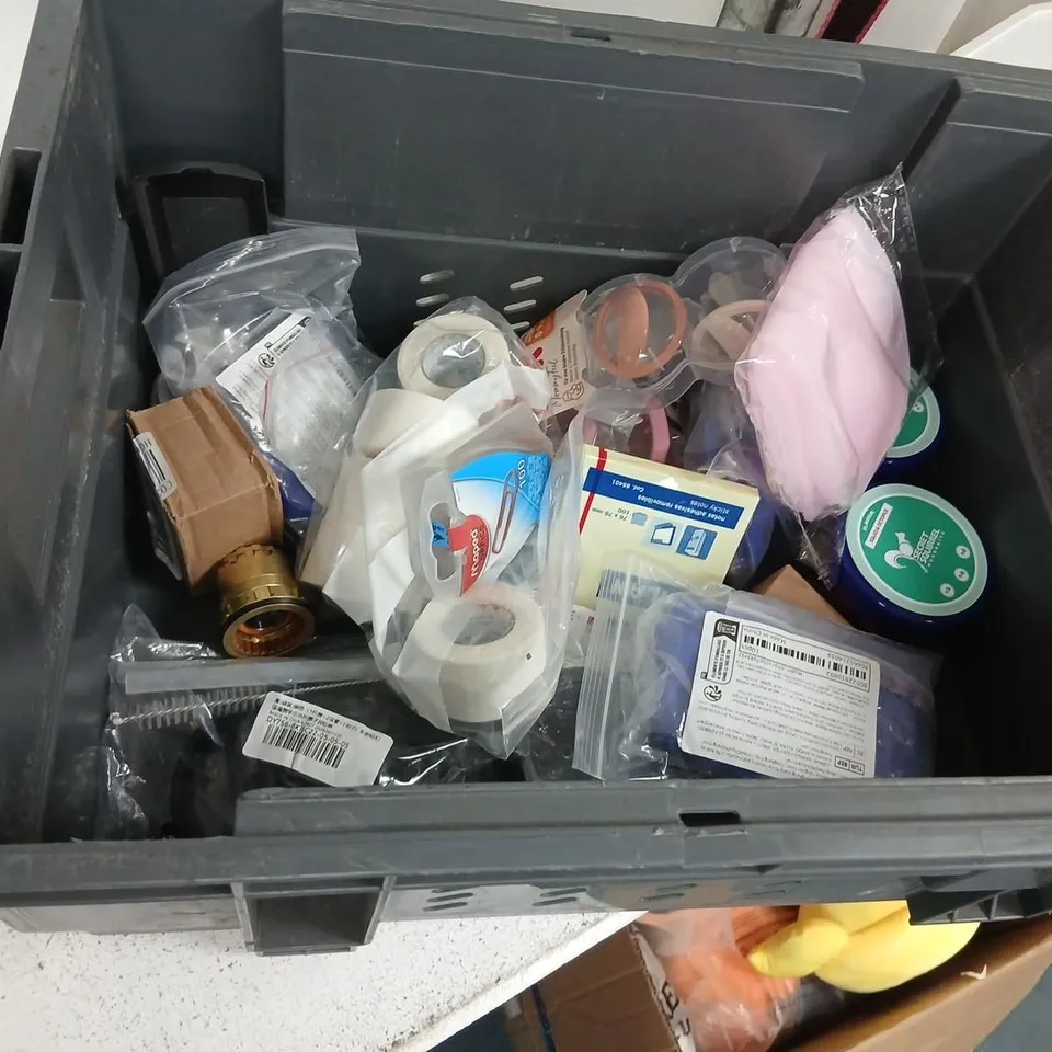 GARDEN & PATIO – HAND TOOLS & EQUIPMENT ASSORTMENT (LOOSE ITEMS IN CRATE)