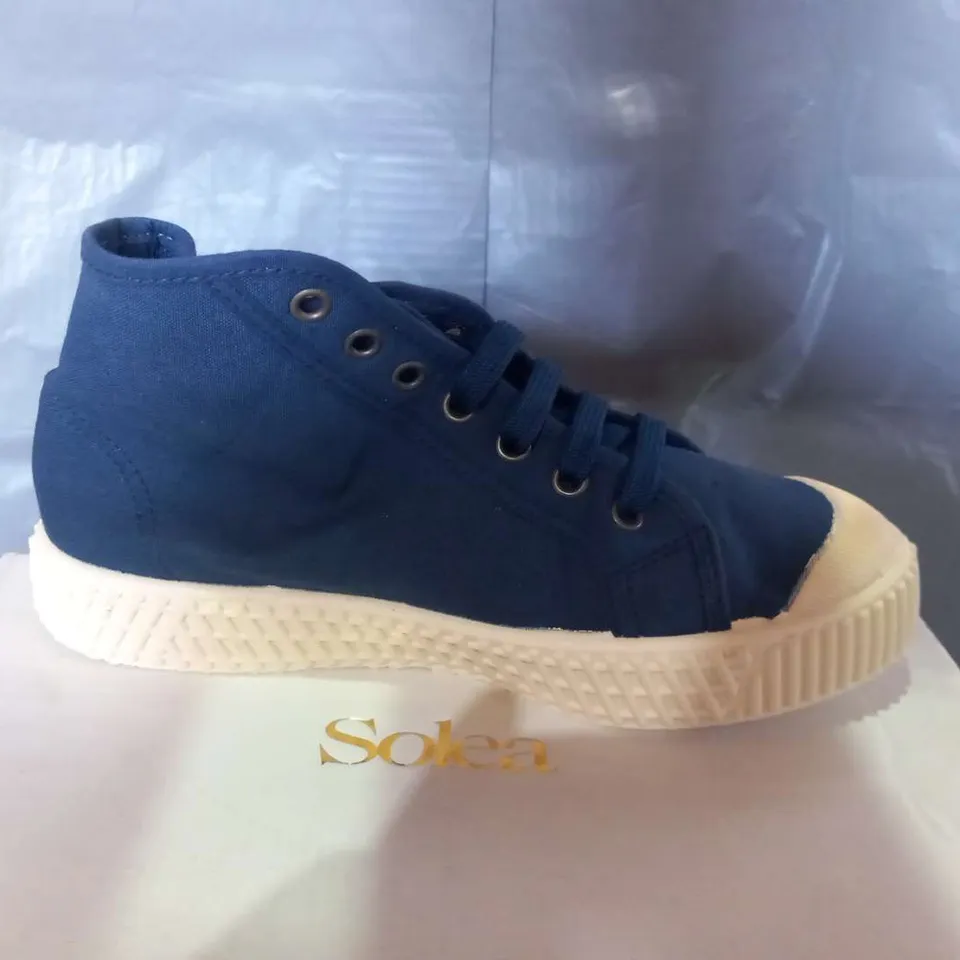 BOXED SOLEA BUMPY WHITE/NAVY CANVAS SNEAKERS SIZE 7