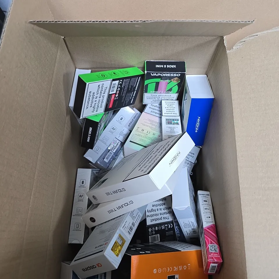 BOX OF APPROXIMATELY 30 ASSORTED E-CIGARETTES AND ACCOMPANIMENTS TO INCLUDE: VARIOUS VOOPOO PRODUCTS 
