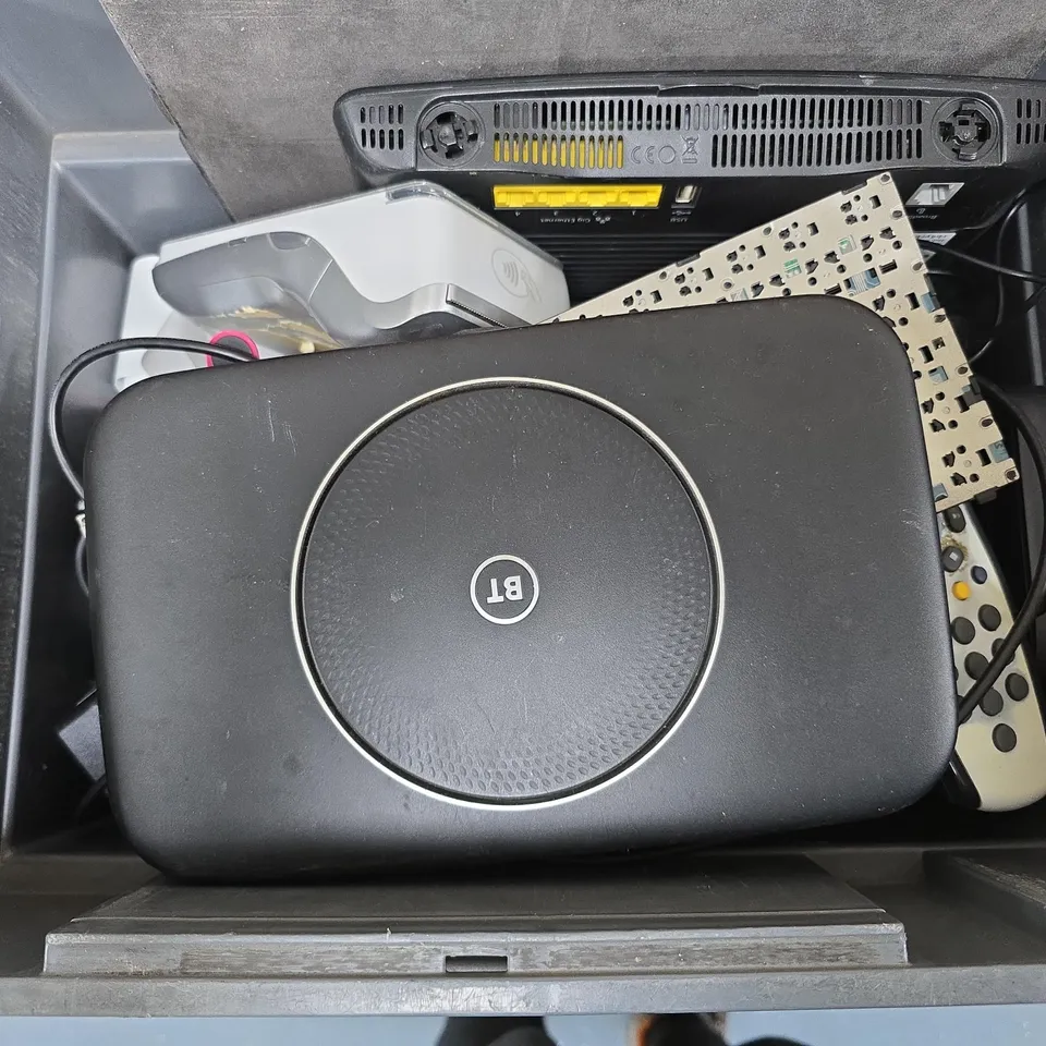 APPROXIMATELY 10 ASSORTED ELECTRICAL ITEMS TO INCLUDE PAX A920, BT SMART HUB 2, SKY REMOTE, ETC