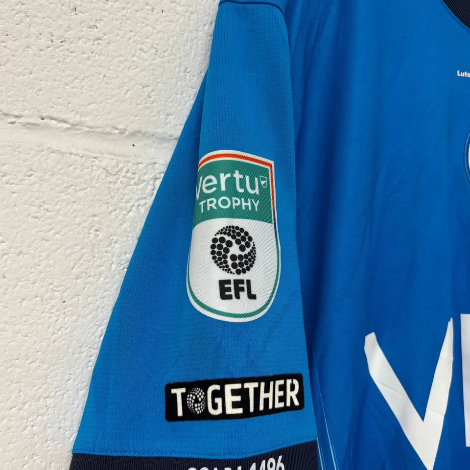 STOCKPORT COUNTY F.C VERTU TROPHY FINALS MATCH WORN HOME SHIRT IN BLUE/WHITE - EU L / OWEN DODGSON #3