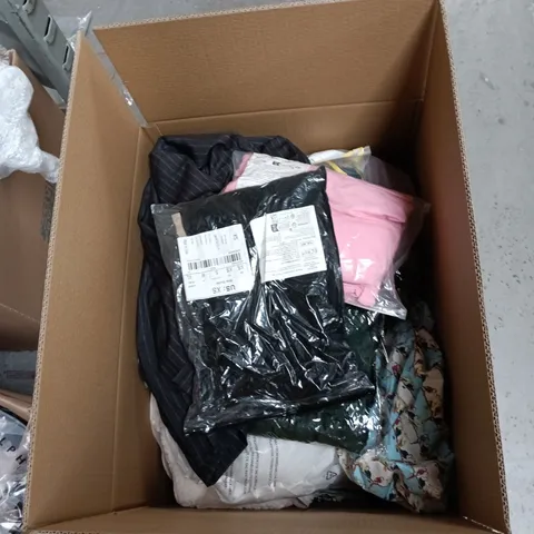 BOX OF APPROXIMATELY 25 ASSORTED CLOTHING ITEMS IN VARIOUS STYLES, COLOURS AND SIZES