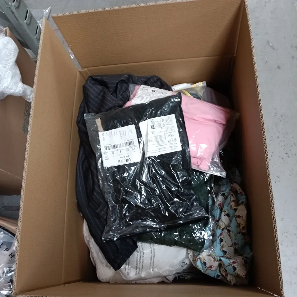 BOX OF APPROXIMATELY 25 ASSORTED CLOTHING ITEMS IN VARIOUS STYLES, COLOURS AND SIZES