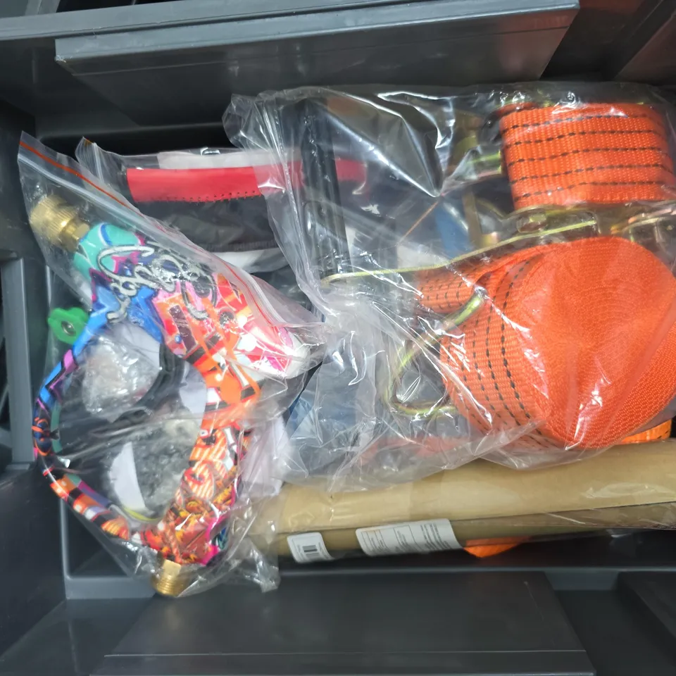 APPROXIMATELY 8 ASSORTED VEHICLE PARTS & ACCESSORIES TO INCLUDE RATCHET STRAPS, FOAM GUN, ETC - COLLECTION ONLY