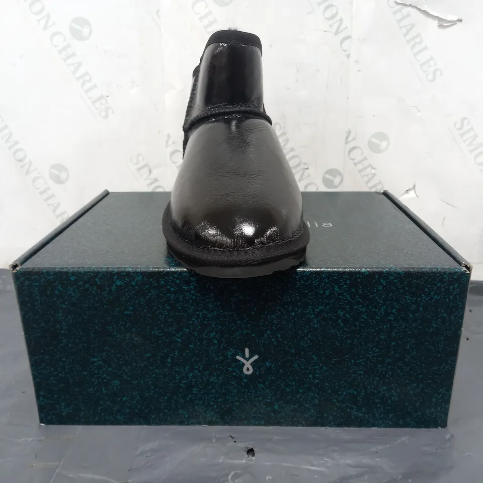 BOXED PAIR OF EMU AUSTRALIA SHOES IN GLOSSY BLACK SIZE 7