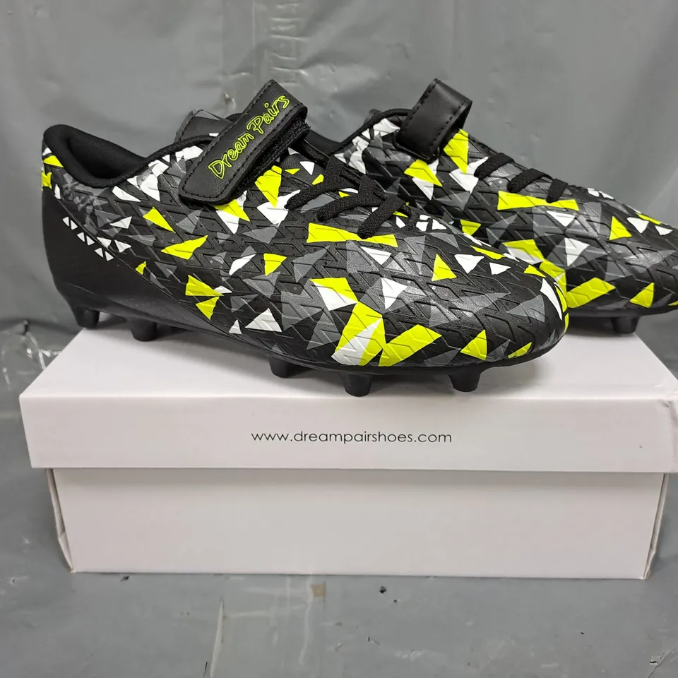 BOXED PAIR OF DREAM PAIRS FOOTBALL BOOTS IN BLACK/GREY/NEON GREEN SIZE UK 5