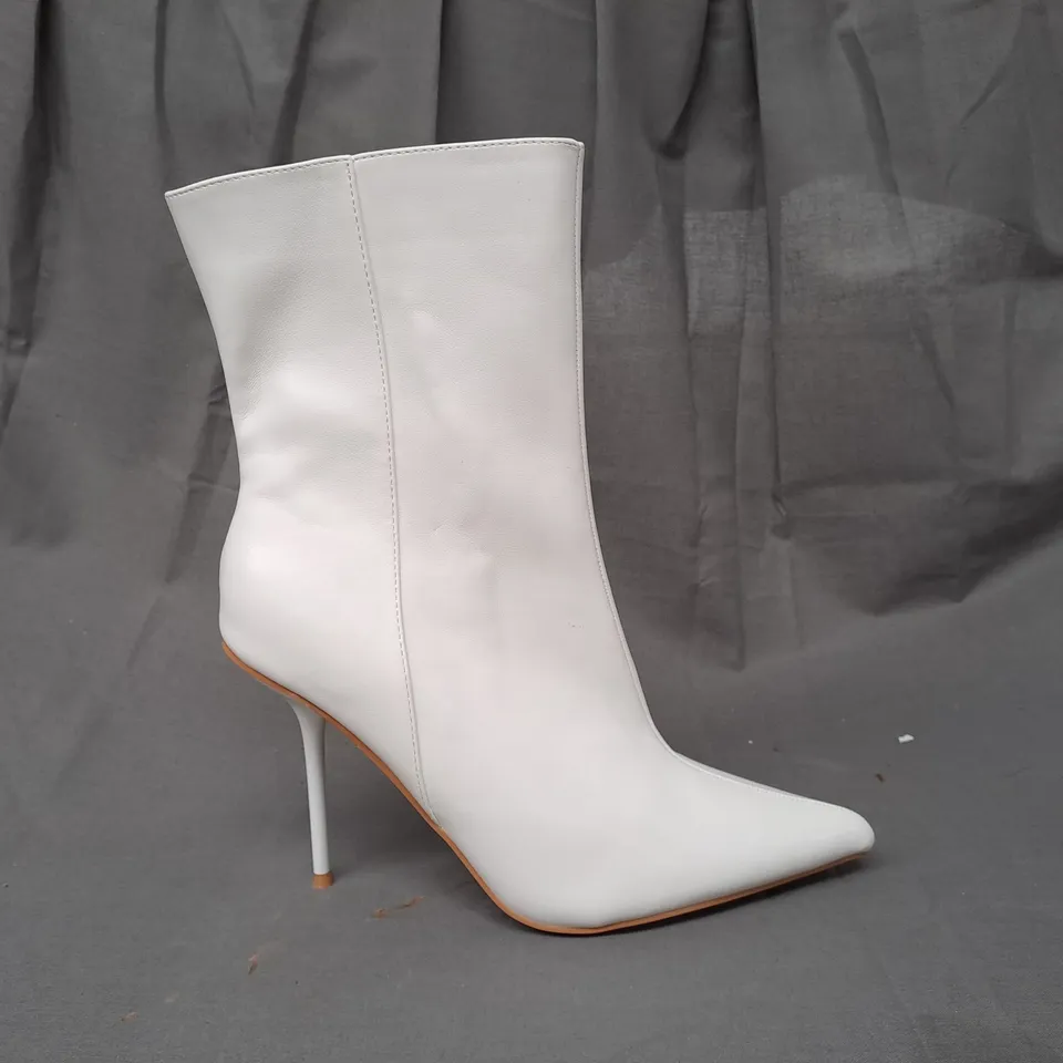 BOXED PAIR OF PRETTY LITTLE THING POINTED TOE MID HEEL ANKLE BOOTS IN WHITE UK SIZE 7