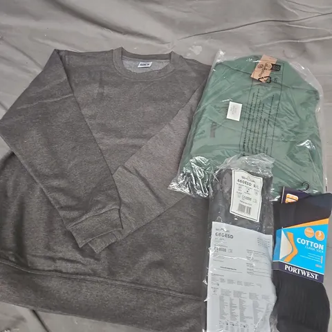 APPROXIMATELY 15 ASSORTED WORKWEAR CLOTHING ITEMS IN VARIOUS SIZES TO INCLUDE PORTWEST COTTON CLASSIC SOCKS, BAG BASE RUCKSACK, SHOWA GLOVES, ETC