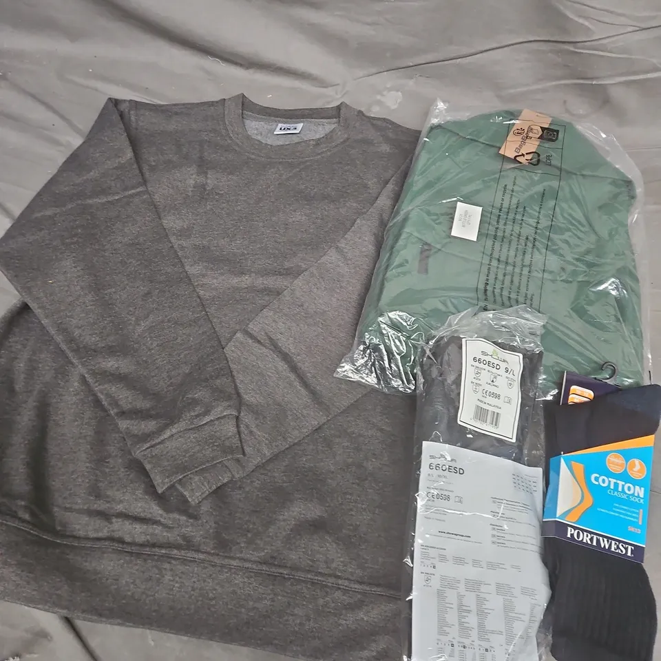 APPROXIMATELY 15 ASSORTED WORKWEAR CLOTHING ITEMS IN VARIOUS SIZES TO INCLUDE PORTWEST COTTON CLASSIC SOCKS, BAG BASE RUCKSACK, SHOWA GLOVES, ETC