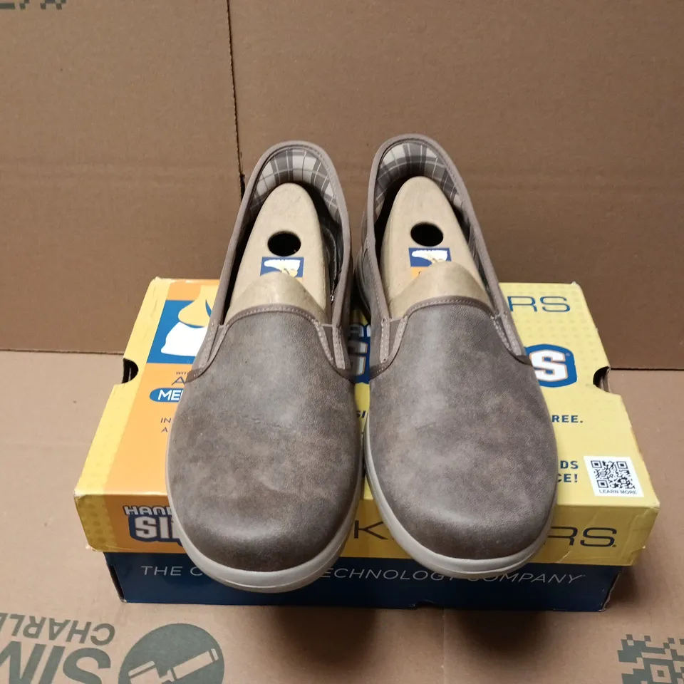 BOXED PAIR OF SKECHERS ON THE GO FLEX SHOES IN DARK TAUPE - UK 6