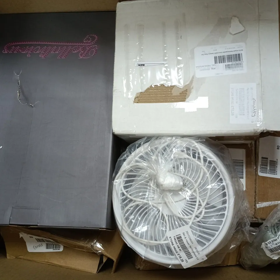 APPROXIMATELY 15 ASSORTED ITEMS TO INCLUDE BEN DE LISI CANDLE, EXENDABLE FAN, SUNGLASSES, ETC - COLLECTION ONLY