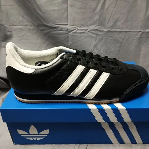 BOXED PAIR OF ADIDAS K 74 TRAINERS IN BLACK - UK 9