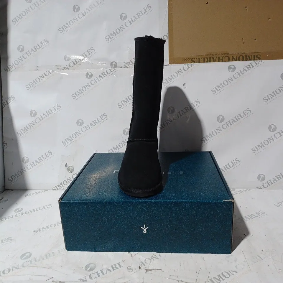 BOXED PAIR OF EMU AUSTRALIA "STINGER HI" WATER RESISTANT BOOTS - UK SIZE 7, BLACK