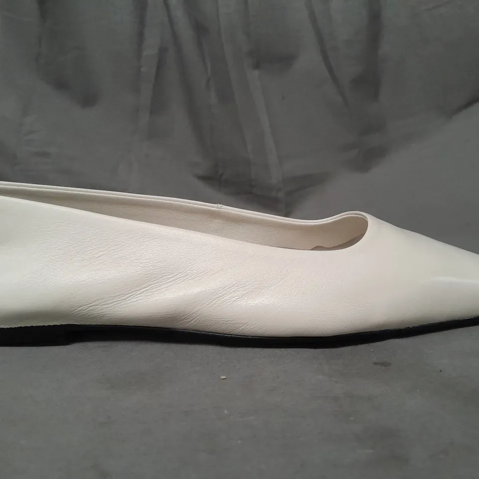 BOXED PAIR OF TOPSHOP SQUARED TOE BALLET FLATS IN OFF-WHITE EU SIZE 39