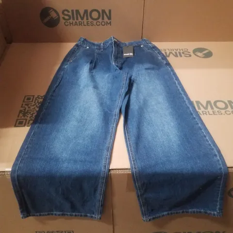 BOX CONTAINING APPROXIMATELY 8 BRAND NEW SIMPLY BE MID BLUE PLEAT DETAIL WIDE LEG JEANS - SIZE 10S