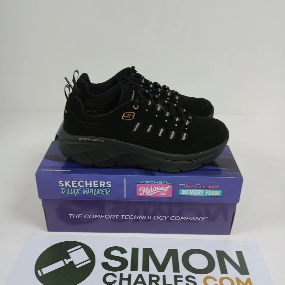 BOXED PAIR OF SKECHERS D'LUX WALKER 2.0 TRAINERS IN BLACK - UK 6