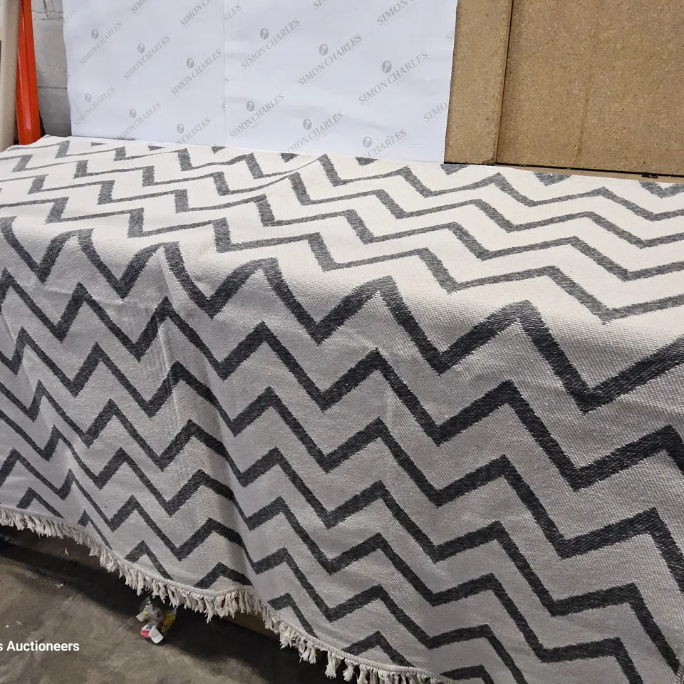 LADAISHA COTTON GREY ZIG ZAG RUG 180 × 280