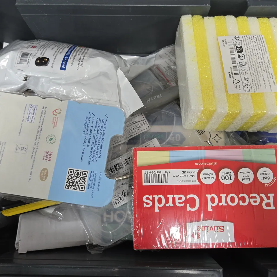 APPROXIMATELY 12 ASSORTED HOUSEHOLD ITEMS TO INCLUDE PETSOUND BALL, ULTRA SLIM DOOR WEDGE ALARM, RECORD CARDS, ETC