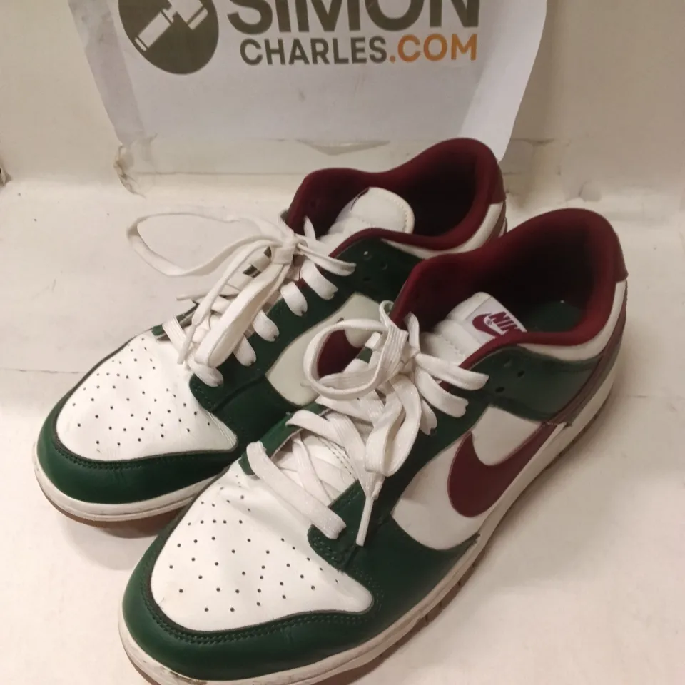 NIKE SNEAKERS – WHITE/GREEN/BURGUNDY, LOW TOP - SIZE UK 9.5