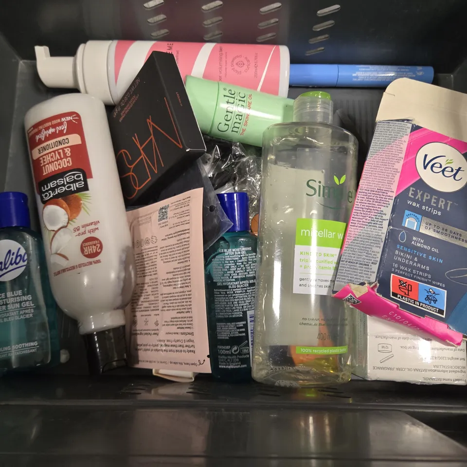 APPROXIMATELY 15 ASSORTED HEALTH & BEAUTY ITEMS TO INCLUDE - NIP+FAB SCRUB , MILK SHAKE ICY BLOND CONDITIONER , BRUUM FACIAL GEL ETC