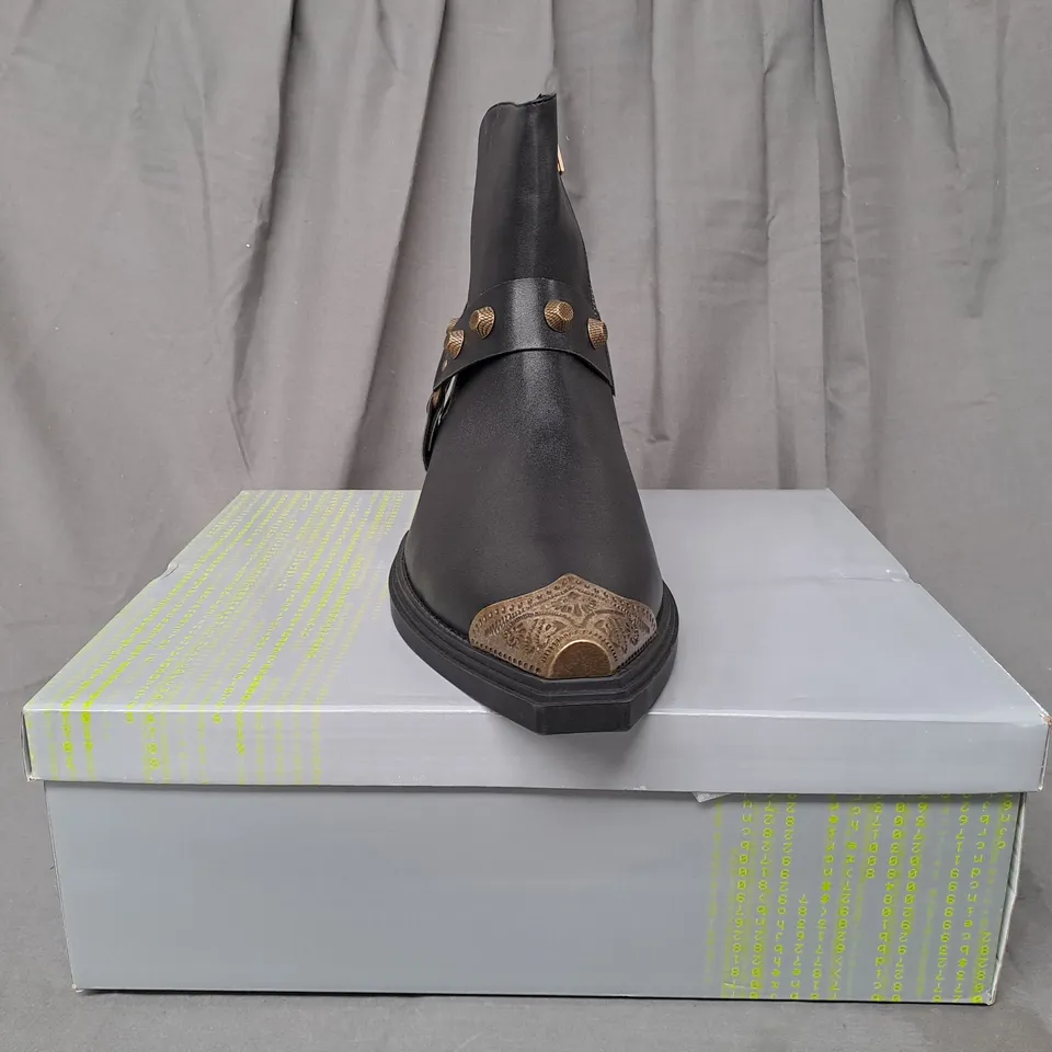BOXED PAIR OF KOI SOUL RENDER COWBOY BOOTS IN BLACK/BRONZE EFFECT UK SIZE 12