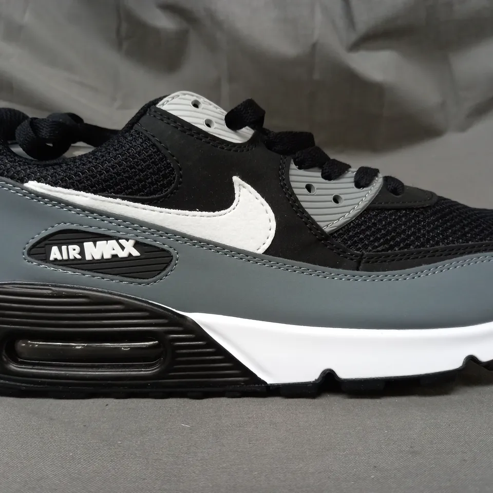 PAIR OF NIKE AIR MAX SHOES IN BLACK/GREY/WHITE UK SIZE 9