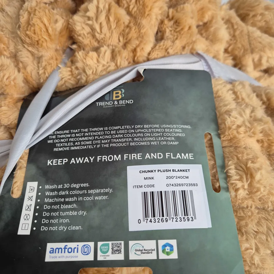 TREND & BEND CHUNKY PLUSH BLANKET – MINK