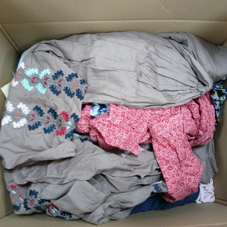 BOX OF APPROXIMATELY 12 ASSORTED CLOTHING ITEMS IN VARIOUS STYLES, COLOURS AND SIZES 